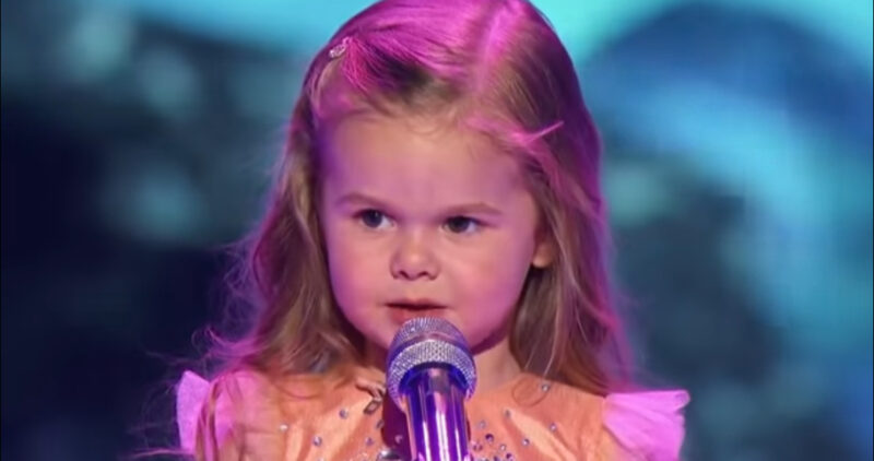 Mira como canta esta niña de 3 años. No encuentro palabras para decir.