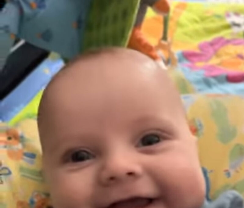 Bebé de 3 meses jugando y sonriendo con su mamá. Sobrecarga de ternura