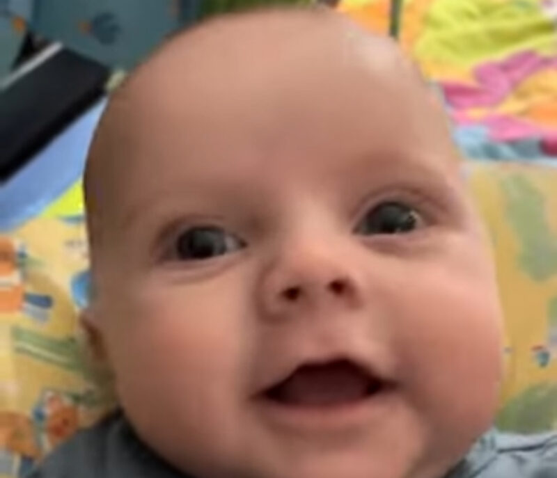 Bebé de 3 meses jugando y sonriendo con su mamá. Sobrecarga de ternura