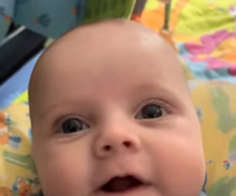Bebé de 3 meses jugando y sonriendo con su mamá. Sobrecarga de ternura
