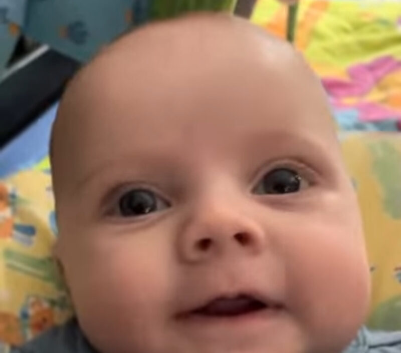 Bebé de 3 meses jugando y sonriendo con su mamá. Sobrecarga de ternura