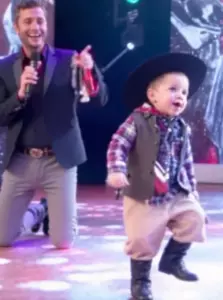 El pequeño de dos años subió al escenario y sorprendió a todos con su actuación.