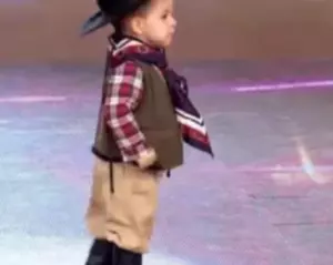 El pequeño de dos años subió al escenario y sorprendió a todos con su actuación.