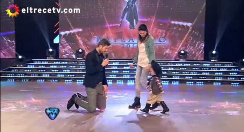 El pequeño de dos años subió al escenario y sorprendió a todos con su actuación.