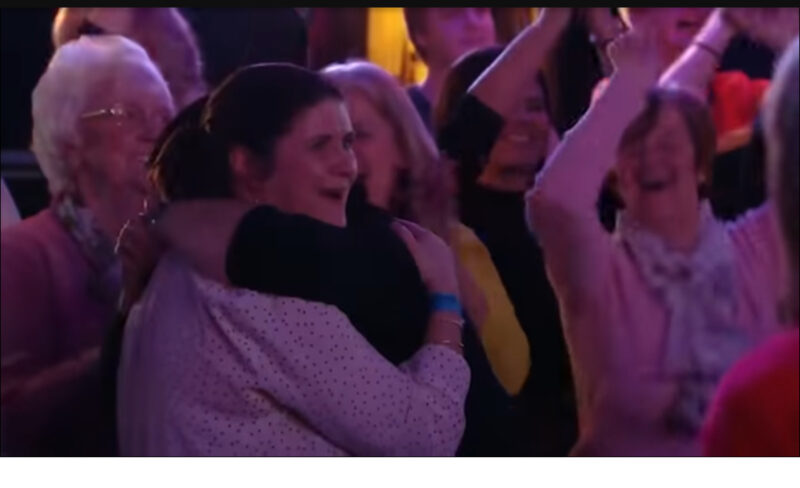 ¡Simon Cowell empezó a llorar! El niño cantó tal canción que Simon no podía hablar, subió al escenario para besar al niño.