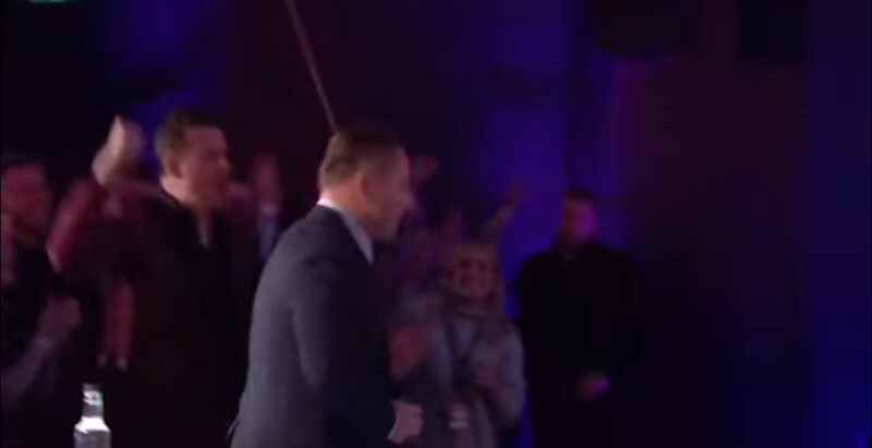 ¡Simon Cowell empezó a llorar! El niño cantó tal canción que Simon no podía hablar, subió al escenario para besar al niño.
