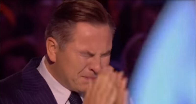¡Simon Cowell empezó a llorar! El niño cantó tal canción que Simon no podía hablar, subió al escenario para besar al niño.