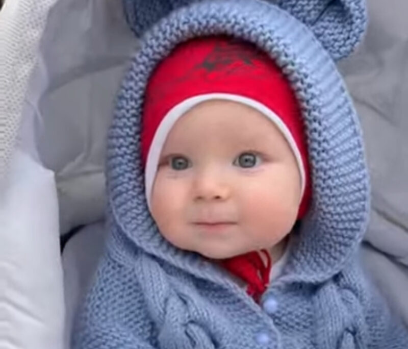 Los encantadores ojos azules y la sonrisa contagiosa del bebé de 9 meses