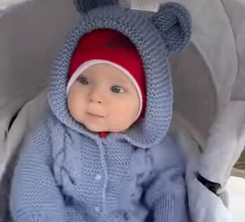 Los encantadores ojos azules y la sonrisa contagiosa del bebé de 9 meses