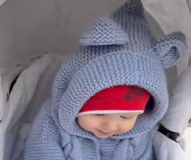 Los encantadores ojos azules y la sonrisa contagiosa del bebé de 9 meses