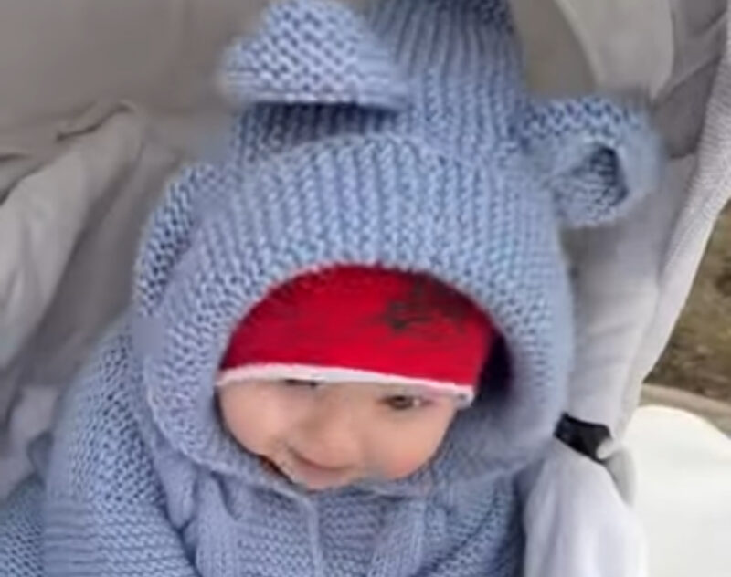 Los encantadores ojos azules y la sonrisa contagiosa del bebé de 9 meses