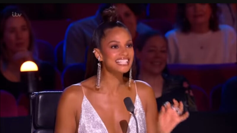 Este momento histórico fue verdaderamente notable; La audiencia se conmovió hasta las lágrimas por su actuación, ¡e incluso el juez no pudo contener las lágrimas durante la transmisión en vivo!