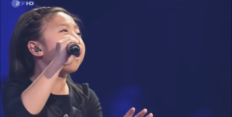 La superestrella le pide a una niña que cante “You Raise Me Up”. Segundos después, la chica que derribaba la casa.