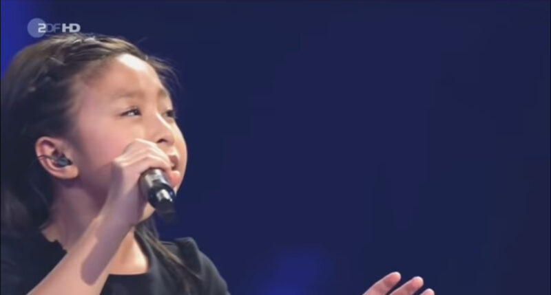 La superestrella le pide a una niña que cante “You Raise Me Up”. Segundos después, la chica que derribaba la casa.