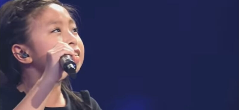 La superestrella le pide a una niña que cante “You Raise Me Up”. Segundos después, la chica que derribaba la casa.