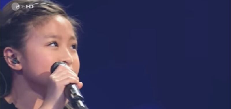 La superestrella le pide a una niña que cante “You Raise Me Up”. Segundos después, la chica que derribaba la casa.