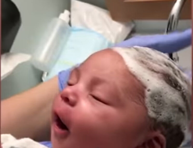 Una bebé recién nacida se lava el cabello y lo disfruta MUCHO