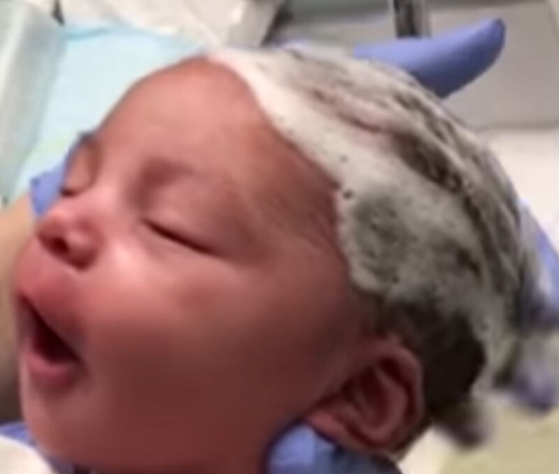 Una bebé recién nacida se lava el cabello y lo disfruta MUCHO