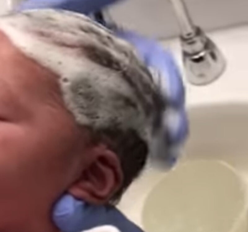 Una bebé recién nacida se lava el cabello y lo disfruta MUCHO
