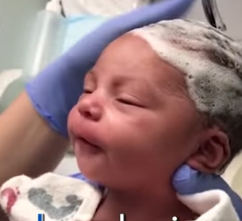 Una bebé recién nacida se lava el cabello y lo disfruta MUCHO