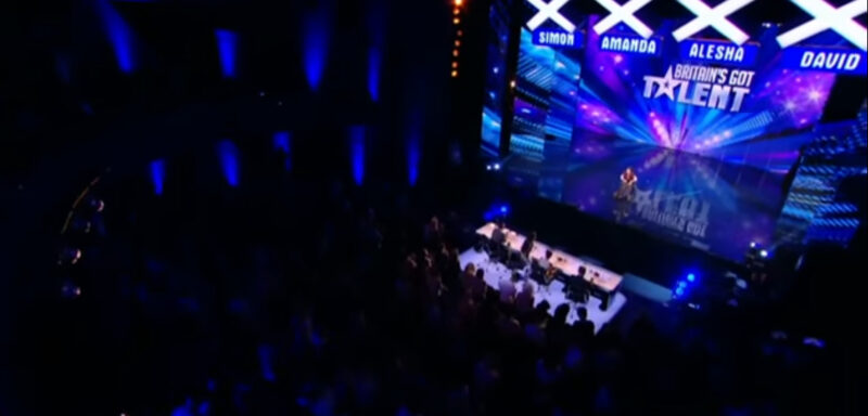Este momento histórico fue verdaderamente notable; La audiencia se conmovió hasta las lágrimas por su actuación, ¡e incluso el juez no pudo contener las lágrimas durante la transmisión en vivo!