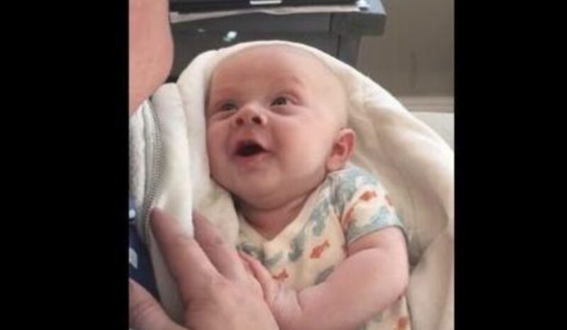 Bebé de cuatro meses derrite corazones al “hablar” con su padre...y entonces sucedió lo inesperado
