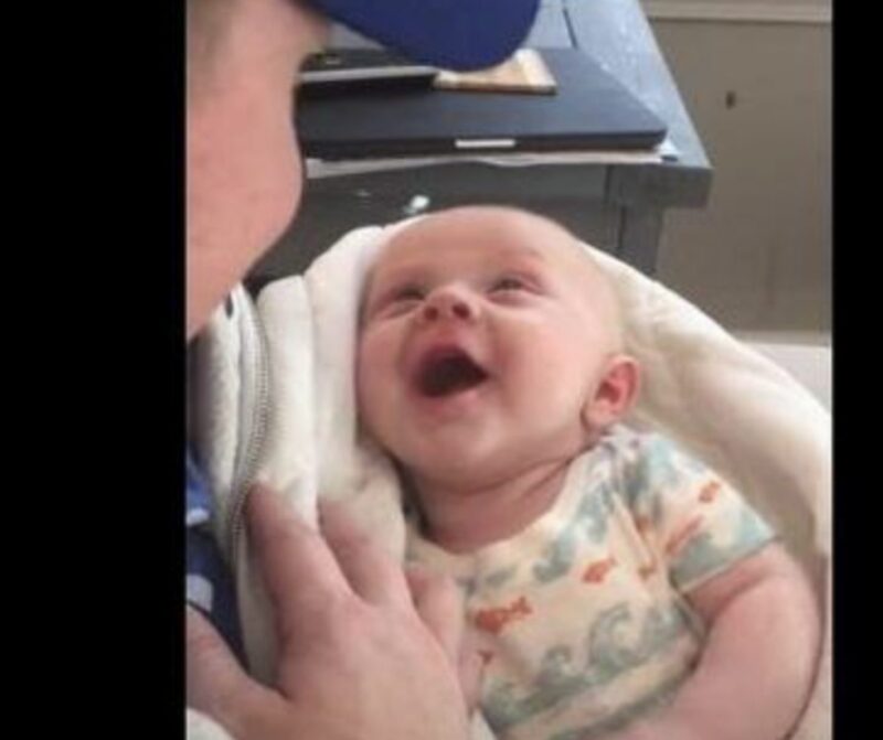 Bebé de cuatro meses derrite corazones al “hablar” con su padre...y entonces sucedió lo inesperado