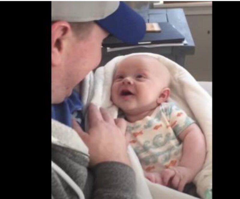 Bebé de cuatro meses derrite corazones al “hablar” con su padre...y entonces sucedió lo inesperado