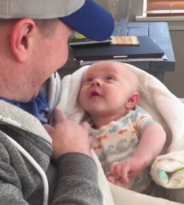 Bebé de cuatro meses derrite corazones al “hablar” con su padre...y entonces sucedió lo inesperado