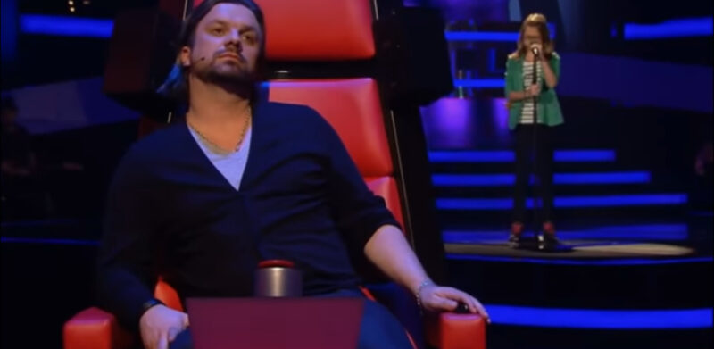 ¡Ésta es una voz fantástica! ¡La sala sollozó por su actuación y los jueces presionaron los botones histéricos!