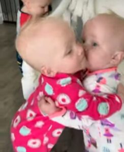 Hermanos trillizos comparten el abrazo grupal más dulce