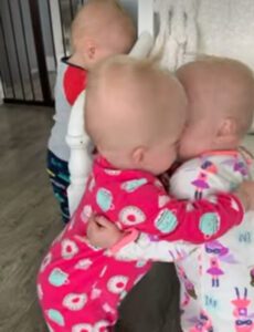 Hermanos trillizos comparten el abrazo grupal más dulce