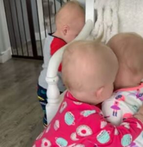 Hermanos trillizos comparten el abrazo grupal más dulce