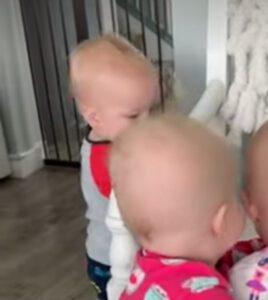 Hermanos trillizos comparten el abrazo grupal más dulce