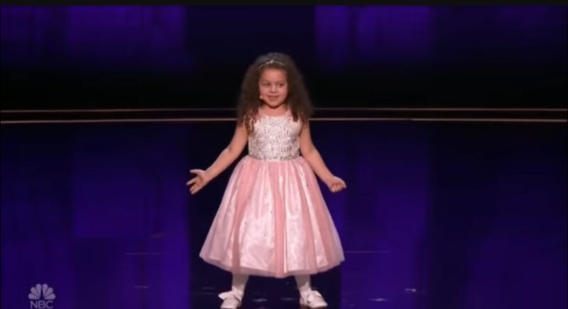 Esto nunca antes había sucedido en la historia, Simon Cowell rompe en LÁGRIMAS cuando la niña comenzó a cantar, toda la multitud se quedó sin aliento.