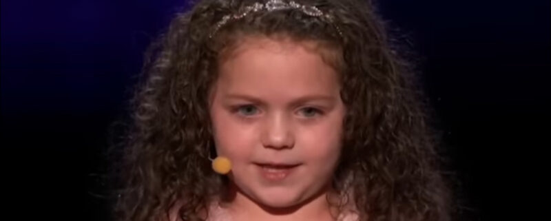 Esto nunca antes había sucedido en la historia, Simon Cowell rompe en LÁGRIMAS cuando la niña comenzó a cantar, toda la multitud se quedó sin aliento.