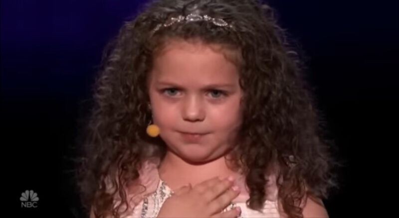 Esto nunca antes había sucedido en la historia, Simon Cowell rompe en LÁGRIMAS cuando la niña comenzó a cantar, toda la multitud se quedó sin aliento.