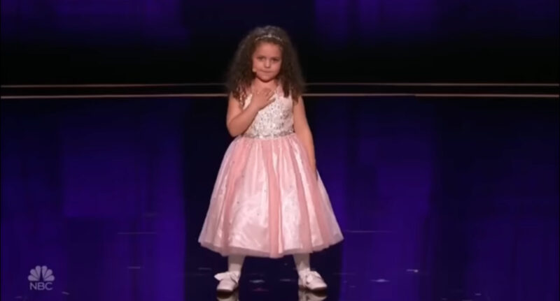 Esto nunca antes había sucedido en la historia, Simon Cowell rompe en LÁGRIMAS cuando la niña comenzó a cantar, toda la multitud se quedó sin aliento.