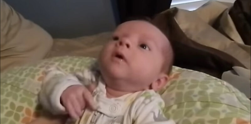 El vídeo de una bebé de un mes hablando y arrullando con su madre recibió 1,5 millones de visitas