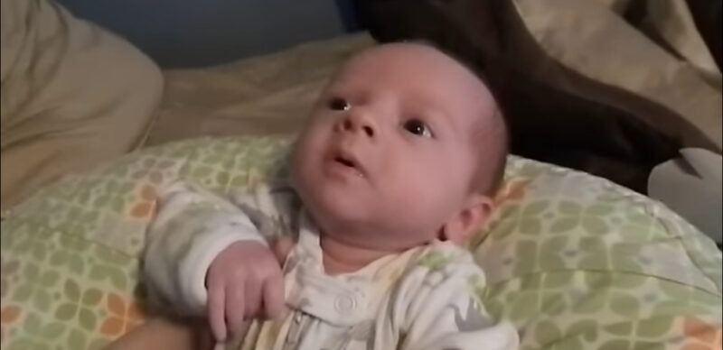 El vídeo de una bebé de un mes hablando y arrullando con su madre recibió 1,5 millones de visitas
