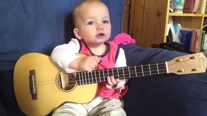 Este bebé tiene sólo un año y toca la guitarra.