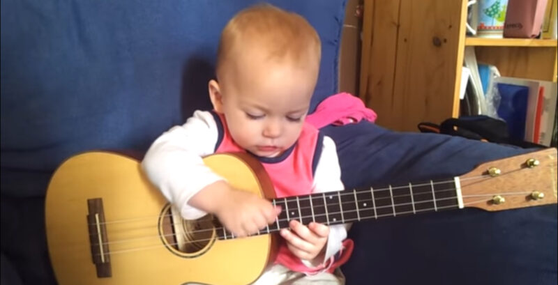 Este bebé tiene sólo un año y toca la guitarra.