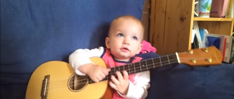 Este bebé tiene sólo un año y toca la guitarra.