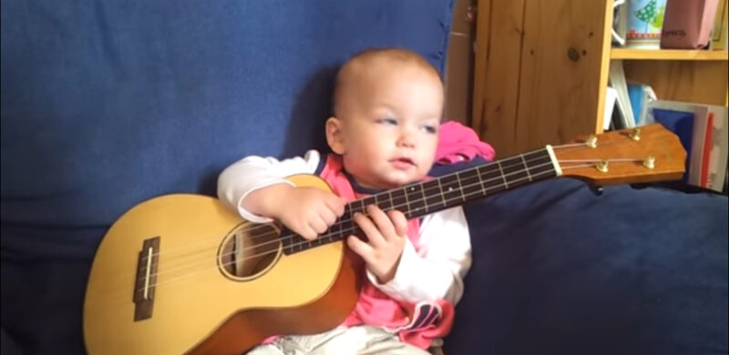 Este bebé tiene sólo un año y toca la guitarra.