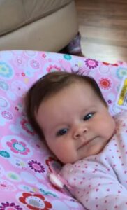 Una niña de 11 semanas habla por primera vez