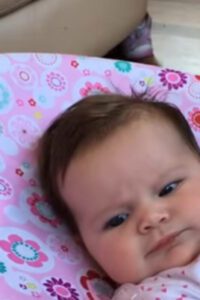 Una niña de 11 semanas habla por primera vez