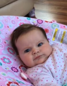 Una niña de 11 semanas habla por primera vez