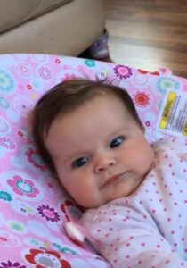 Una niña de 11 semanas habla por primera vez
