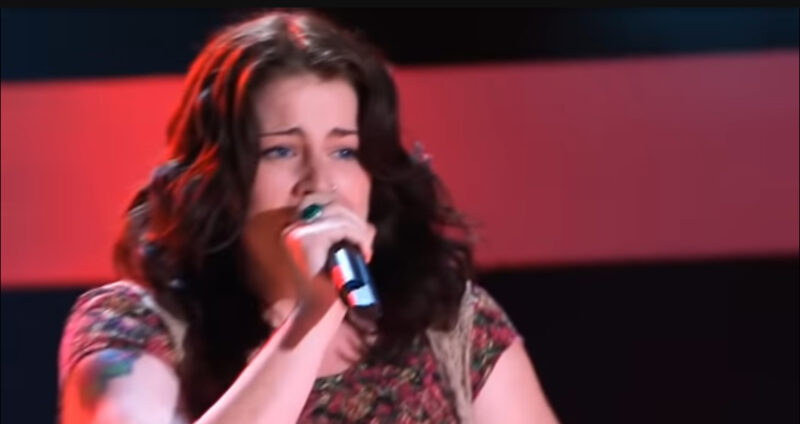 Ella comenzó a cantar la melodía. Después de escuchar su voz, los jueces exclamaron: "¡Dios mío, esto es difícil de creer!".