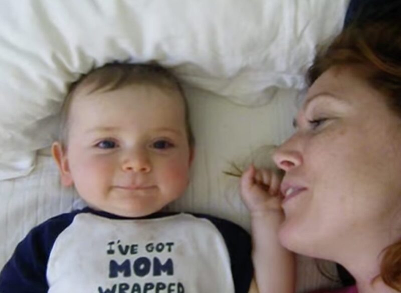 El precioso momento: Mamá y niño mandan besos a todos